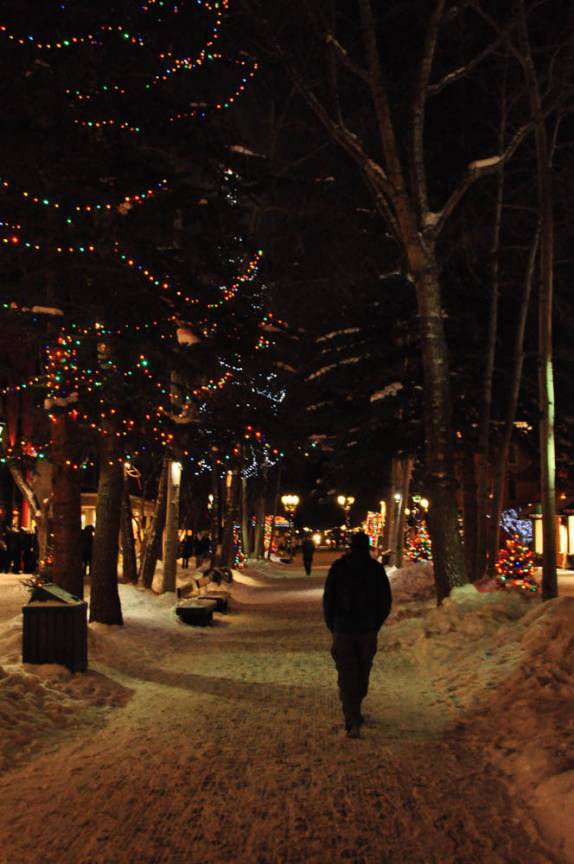 Última noite do ano, caminhando nas ruas enfeitadas e nevadas de Aspen, no Colorado, nos Estados Unidos